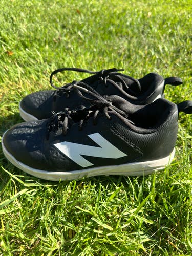 Youth New Balance Low Top Turf Cleats Size 6 (Used)
