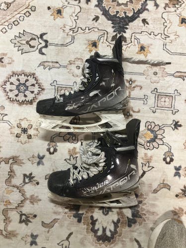 2021 Bauer Vapor Hyperlite Hockey Skates 9.5 (Used)