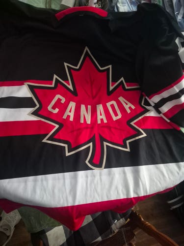 Adult small team canada jersey