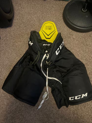 Junior Medium CCM Tacks 9040 Hockey Pants (Used)