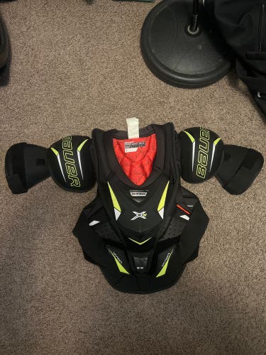 Women's Medium Senior Bauer Vapor X-W Shoulder Pads (Used)