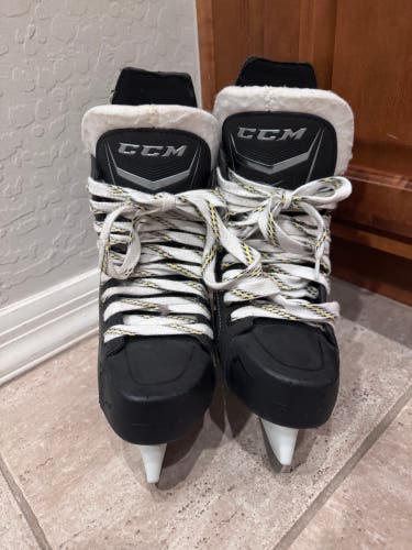 2018 CCM Tacks 9050 Hockey Skates Regular Width Size 4.5 (Used)