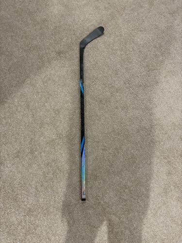 Junior Bauer Nexus Tracer Right Handed Hockey Stick P28 50 Flex (New)