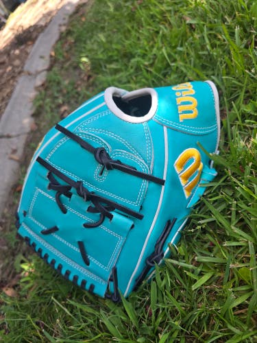 Wilson LH Pitcher's A2000 SA17 Baseball Glove 12" (New)