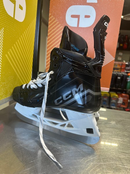 CCM JetSpeed FT690 Hockey Skates Regular Width (Used)