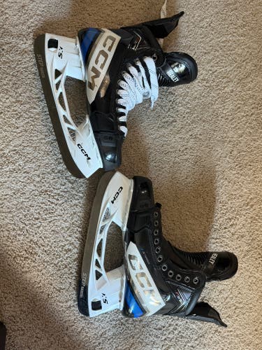 White/Blue 2023 CCM JetSpeed FT6 Pro Hockey Skates Regular Width 9 (New)