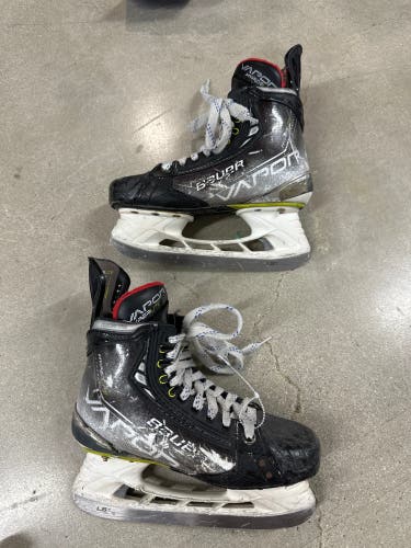 2021 Bauer Vapor Hyperlite Hockey Skates Size 4.5 (Used)