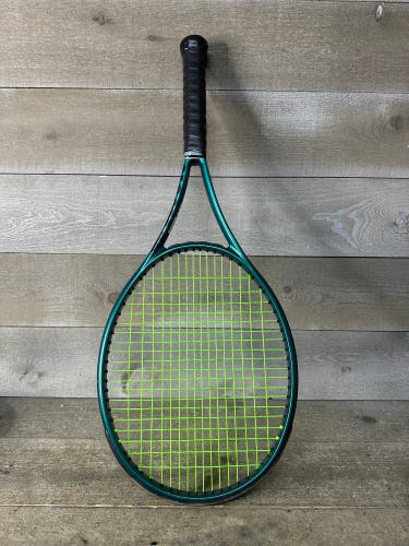 Used Wilson Blade 104 V9 16x19 Grip Size 4 1/8 | SidelineSwap