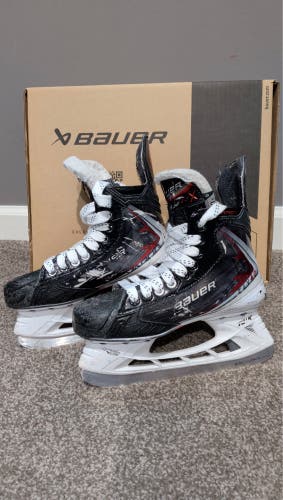 Black/White 2025 Bauer Vapor Fly40 Hockey Skates Regular Width Size 3.5 (Used)