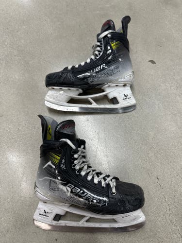 2023 Bauer Vapor Hyperlite 2 Hockey Skates Size 5.5 (Used)