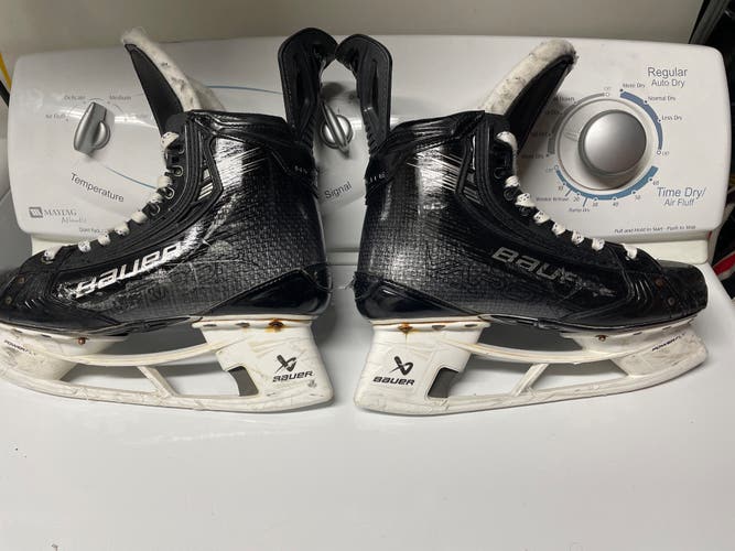 Black 2023 Bauer Vapor Hyperlite 2 Hockey Skates Regular Width Pro Stock 7 (Used)