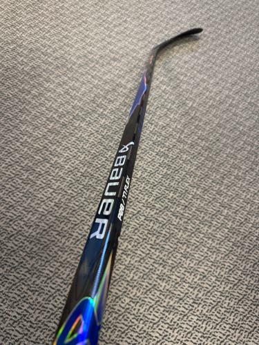 Senior Blue Bauer Vapor Flylite Left Hand Hockey Stick P28 77 Flex (New)