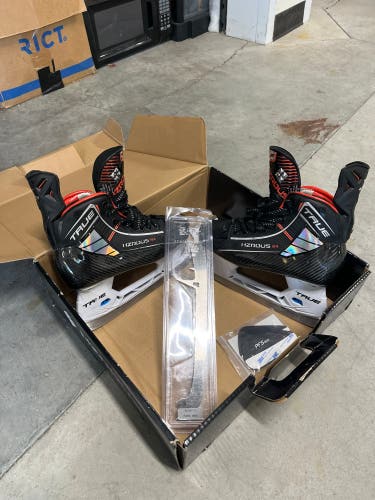 Black 2023 True HZRDUS 9x Hockey Skates Regular Width 6 (Used)