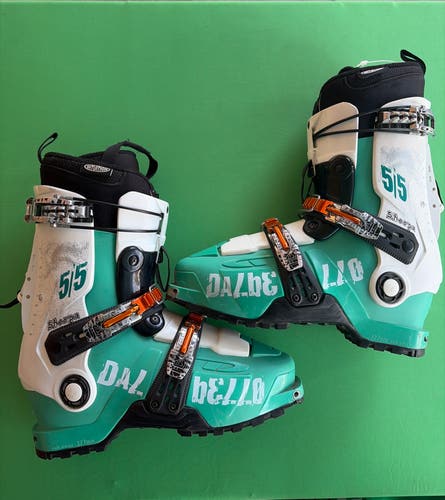 Dalbello Sherpa 5/5 Ski Boots | Mondo 28 & 28.5