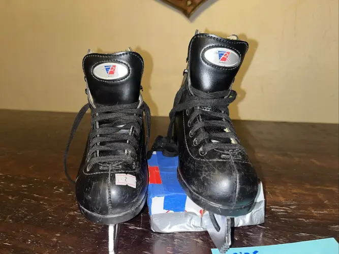 Riedell Figure Skates Junior 2 (Used)
