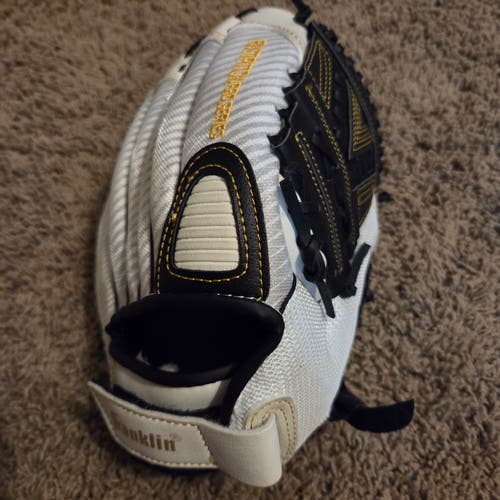 Franklin RH Fastpitch Pro Softball Youth Glove 11" Awesome Glove/ Game Ready