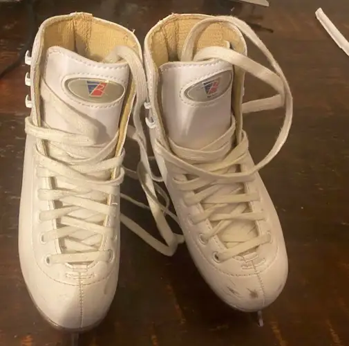 Riedell Model 10 Youth Size 2 Figure Skates White Recreational