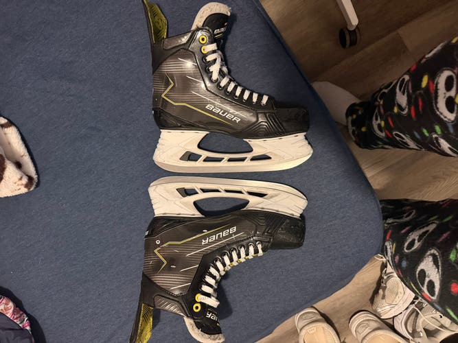 Black 2024 Bauer Supreme M30 Hockey Skates 11 (Used)