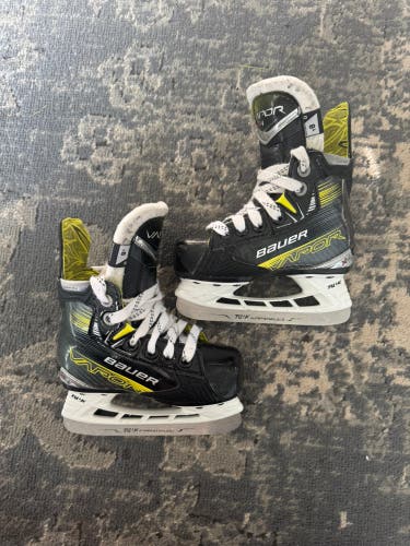2023 Bauer Vapor X4 Hockey Skates Regular Width 8 (Used)