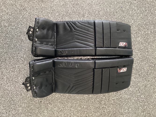 28" Vaughn Velocity V10 Goalie Leg Pads (Used)