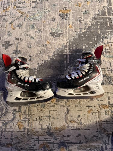 Red 2025 Bauer Vapor Fly30 Hockey Skates Regular Width Size 4 (Used)