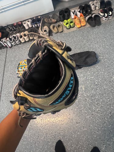 Wilson A800 RH Baseball Glove 11.5" (Used)