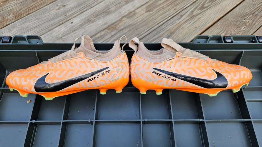 Orange size 1Y (Big Kids / Youth) Nike Soccer Cleats (Used)