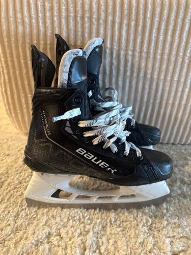 Black 2021 Bauer Vapor Hyperlite Hockey Skates Regular Width Pro Stock 8.5 (Used)