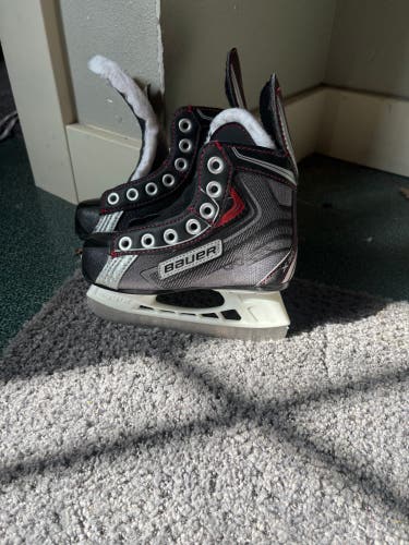 Black 2013 Bauer Vapor X30 Hockey Skates Regular Width 9 (Used)