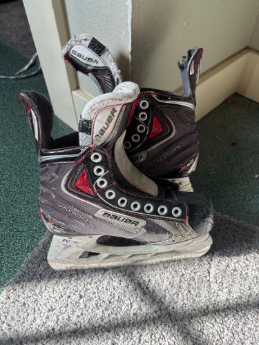 Black 2009 Bauer Vapor X60 Hockey Skates Regular Width Size 2.5 (Used)