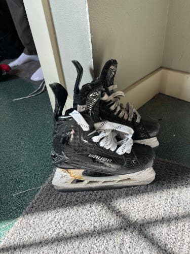 Black 2022 Bauer Supreme Mach Hockey Skates Regular Width Size 4.5 (Used)