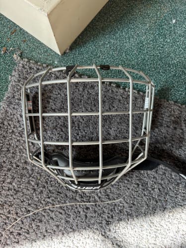 Small Bauer IMS 9.0 Full Cage (Used)