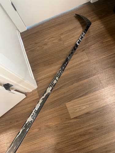 Intermediate CCM JetSpeed FT9 Pro Right Handed Hockey Stick P28M 65 Flex (Used)