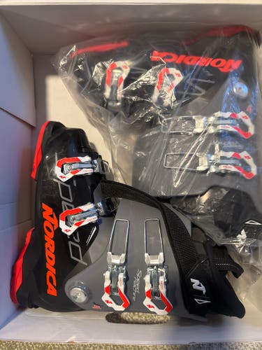 Mondo 25 & 25.5 Kid's Nordica All Mountain Ski Boots (Used)