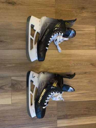 2023 Bauer Vapor Hyperlite 2 Hockey Skates Regular Width 8.5 (Used)
