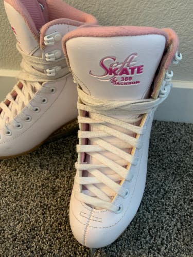Jackson Ultima Soft Skate Figure Skates B Junior 2 (Used)