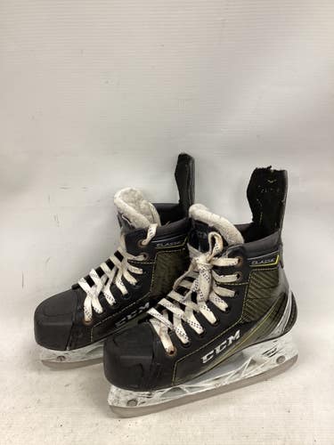 Used CCM TACKS CLASSIC Junior Hockey Skate Junior 02.5 11851-S000054090