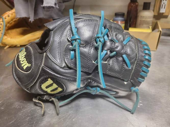 RH Wilson A2000 B2 Baseball Glove 12" (Used)