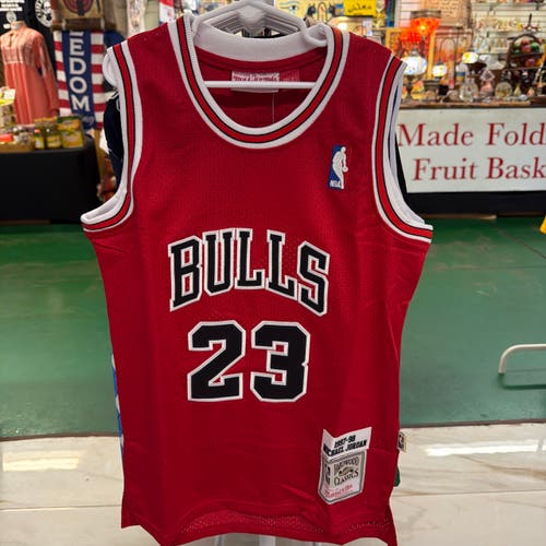 Chicago Bulls Michael Jordan #23 Throwback NBA Jersey Red Medium Kids Unisex Jersey (New)