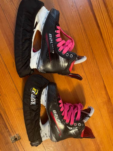 Black 2023 Bauer Vapor X4 Hockey Skates Size 5 (Used)