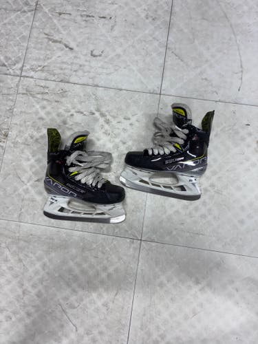 Black Bauer Vapor 3X Hockey Skates Regular Width Size 2 (Used)