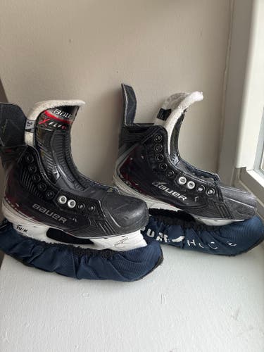 Black Bauer Vapor Fly40 Hockey Skates Extra Wide Width Size 3.5 (Used)