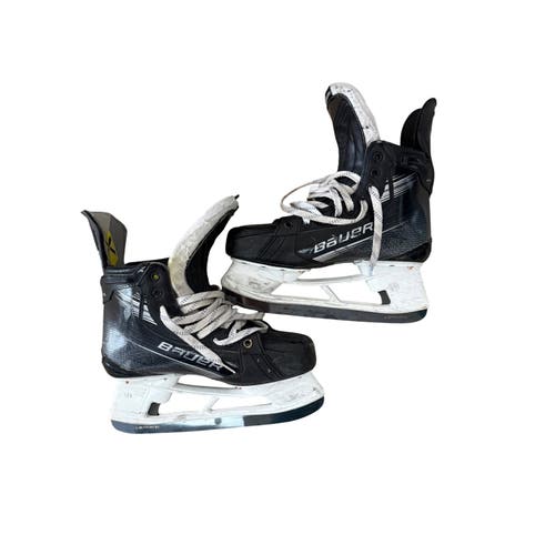 Bauer Vapor Hyperlite 2 Hockey Skates Regular Width Pro Stock 9.5 (Used)