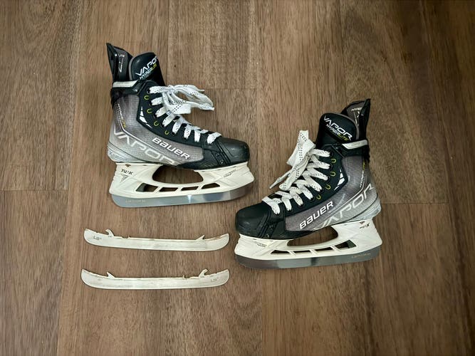 Black/Gray Bauer Vapor Hyperlite Hockey Skates Wide Width Pro Stock Size 3.5 w/ new Pulse Ti steel