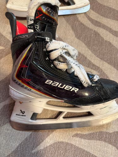 2025 Bauer Vapor Flypro Hockey Skates Wide Width Size 5 (Used)