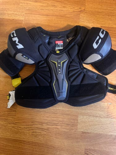 Medium Junior CCM Tacks Shoulder Pads (Used)