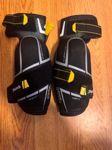 Junior Large CCM Tacks 9550 Elbow Pads (Used)