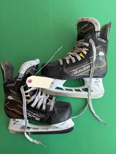 Junior Bauer Supreme M40 Hockey Skates Extra Wide Width Size 1.5 (Used)