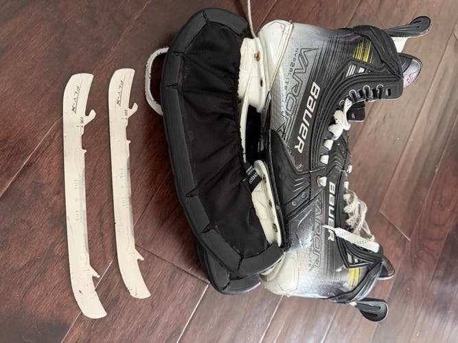 2023 Bauer Vapor Hyperlite 2 Hockey Skates Regular Width Size 4.5 (Used)