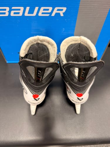 Bauer Vapor XLTX Hockey Skates Regular Width Size 5 (Used)